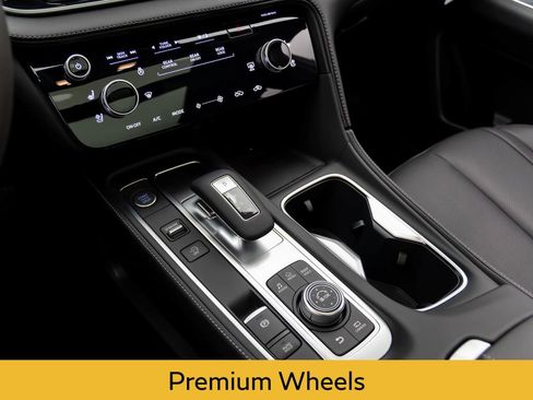 Certified 2025 INFINITI QX60 Luxe w/ Black Edition image 8