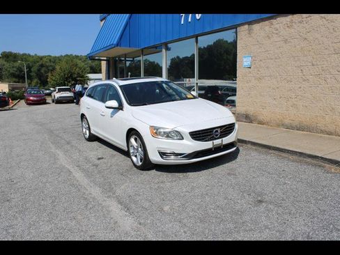 Used 2017 Volvo V60 T5 Premier w/ Convenience Package image 1
