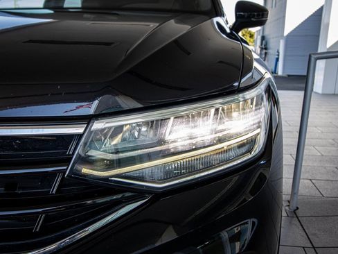 Certified 2022 Volkswagen Tiguan SE R-Line image 10