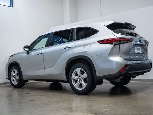 Used 2023 Toyota Highlander LE FWD image 7