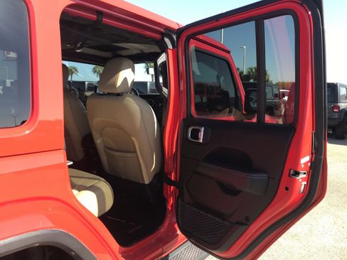 Used 2018 Jeep Wrangler Unlimited Sahara image 16