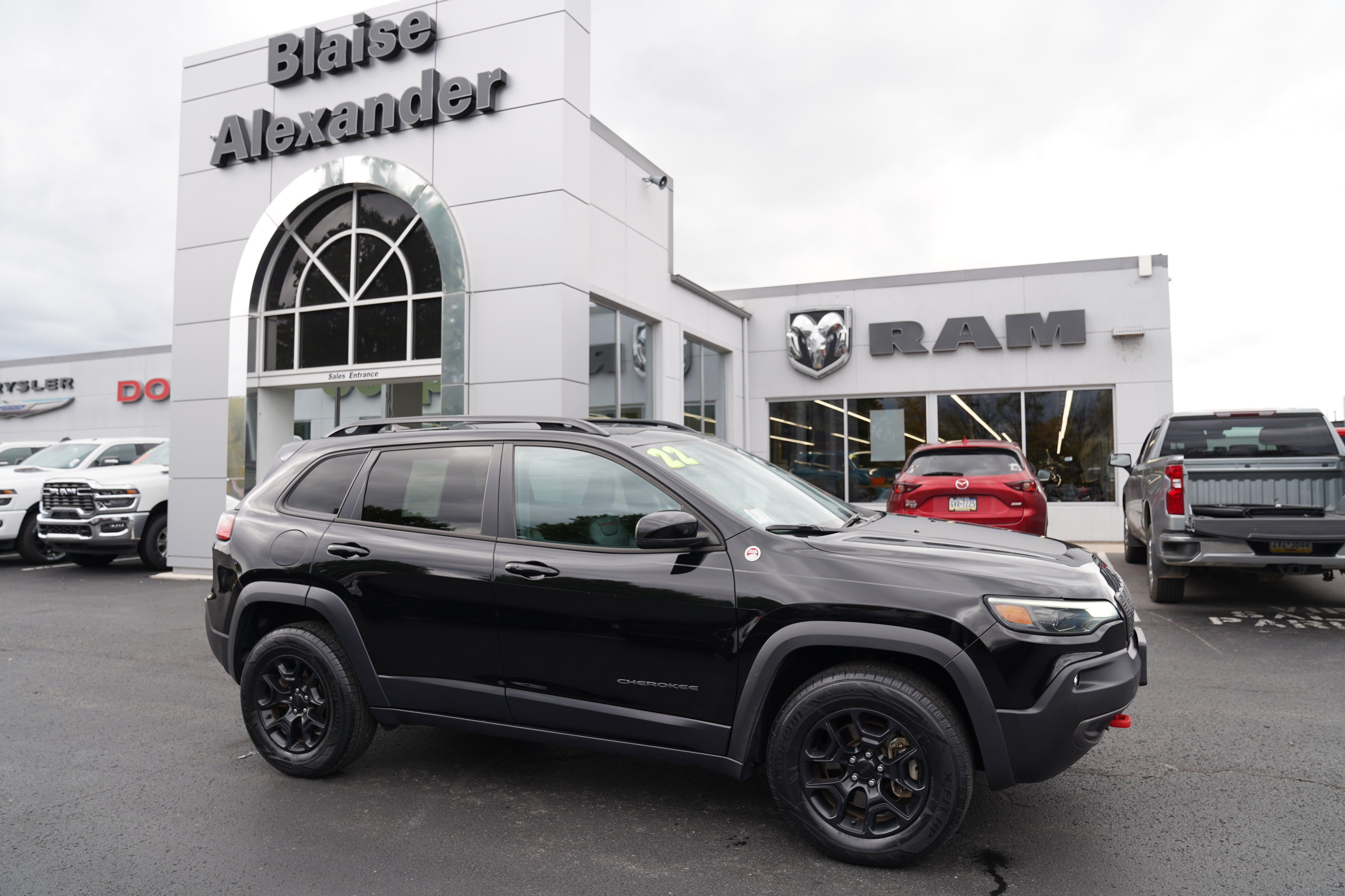 Used 2022 Jeep Cherokee Trailhawk w/ Trailer Tow Group AWD/4WD image 1