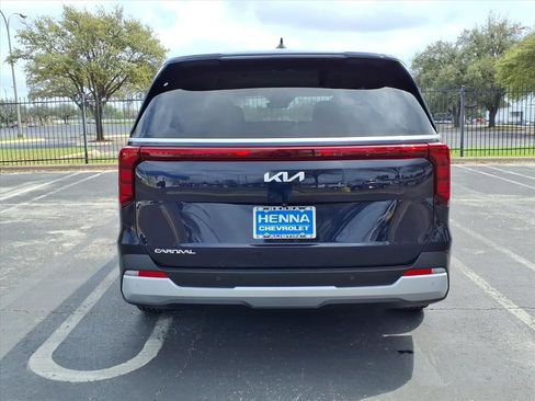 Used 2025 Kia Carnival image 11