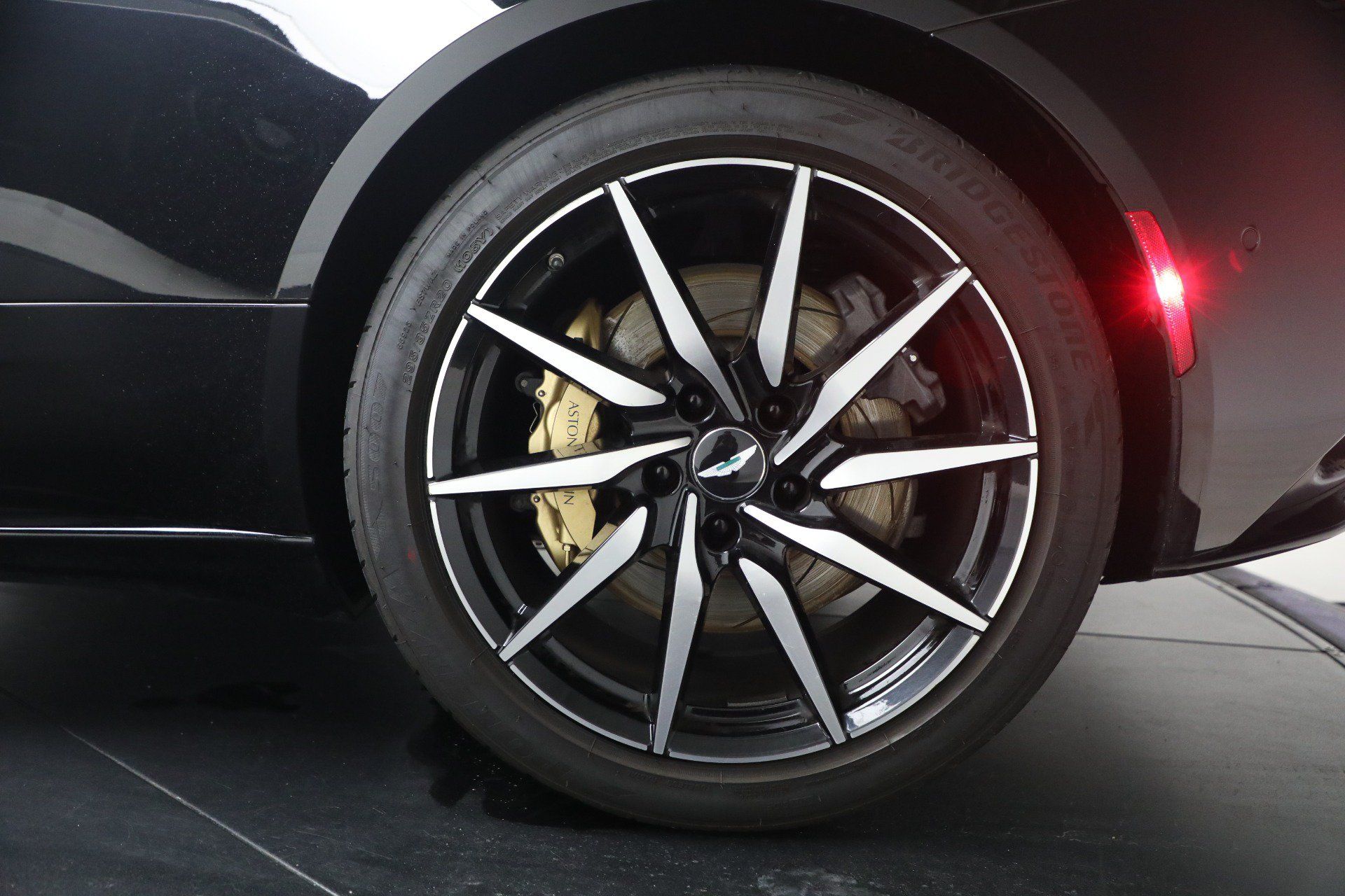 Used 2020 Aston Martin DB11 Volante RWD image 28