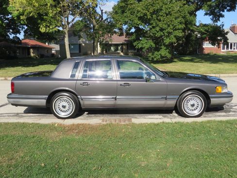 Used 1992 Lincoln Town Car Signature image 6