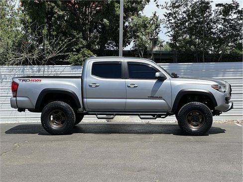 Used 2017 Toyota Tacoma TRD Off-Road AWD/4WD image 9