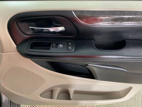 Used 2015 Chrysler Town & Country Touring-L w/ Driver Convenience Group FWD image 33