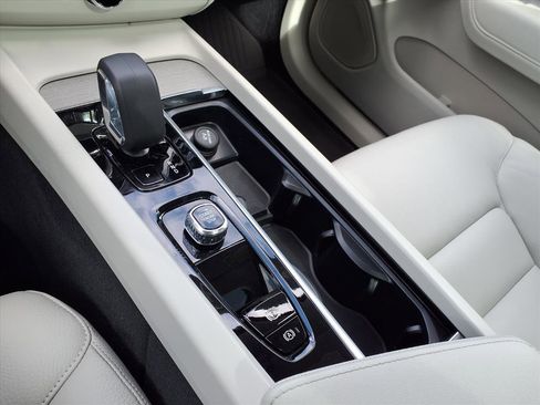 Certified 2023 Volvo XC60 B5 Plus w/ Protection Package Premier image 23