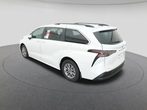 New 2026 Toyota Sienna XLE image 5