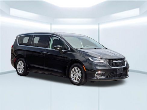 Used 2024 Chrysler Pacifica Touring-L image 8