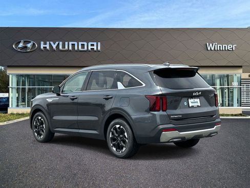 Used 2024 Kia Sorento S FWD image 2