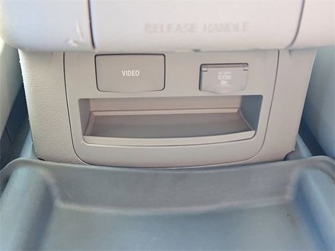 Used 2011 Toyota Sienna XLE image 32