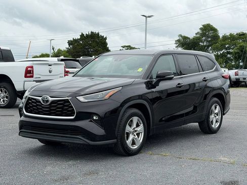 Used 2022 Toyota Highlander LE FWD image 9