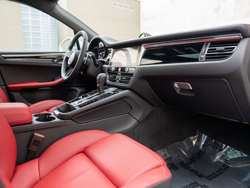 Certified 2025 Porsche Macan image 25