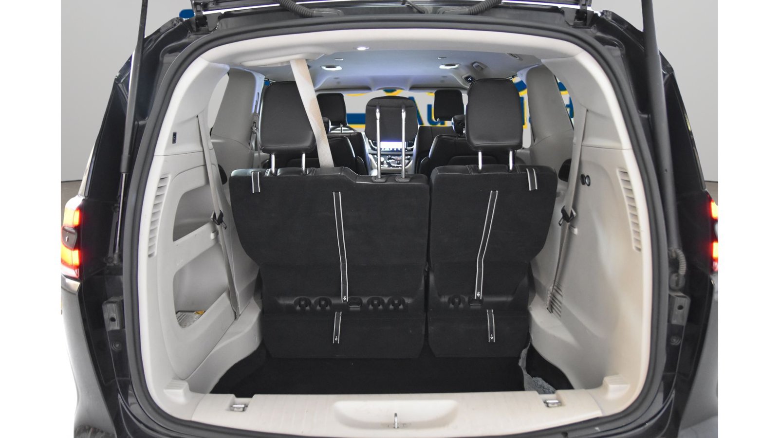 Used 2023 Chrysler Pacifica Touring-L FWD image 37