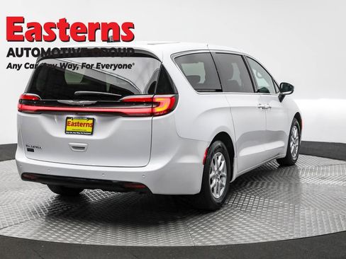 Used 2023 Chrysler Pacifica Touring-L image 5
