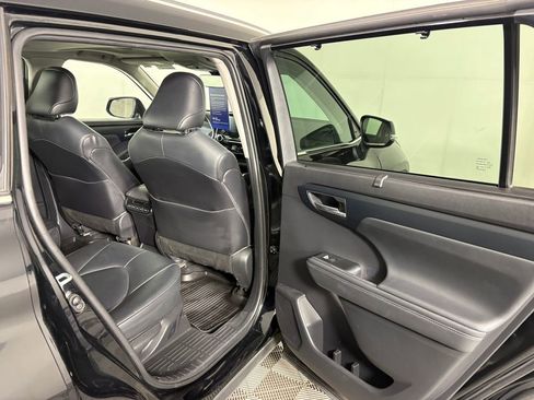 Used 2021 Toyota Highlander XLE AWD/4WD image 37