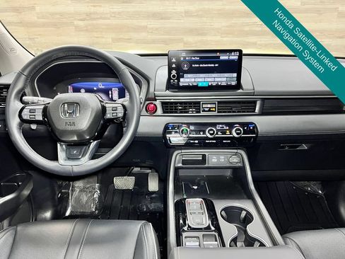 Used 2025 Honda Pilot Elite image 2