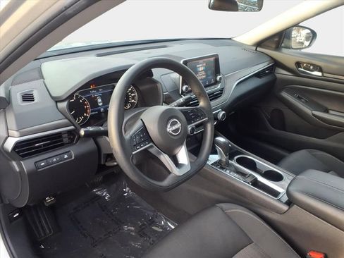 Used 2024 Nissan Altima 2.5 SV image 11