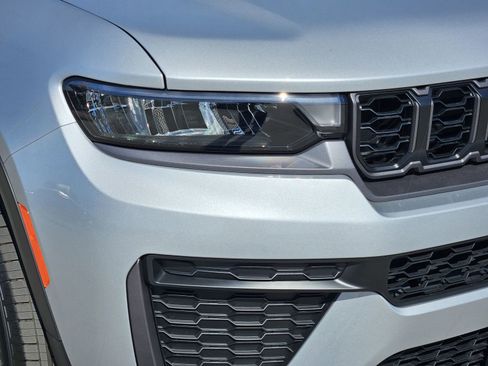 New 2026 Jeep Grand Cherokee Altitude image 9