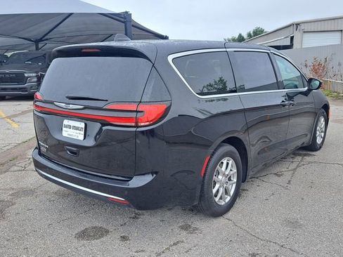 Used 2025 Chrysler Pacifica Select FWD image 6