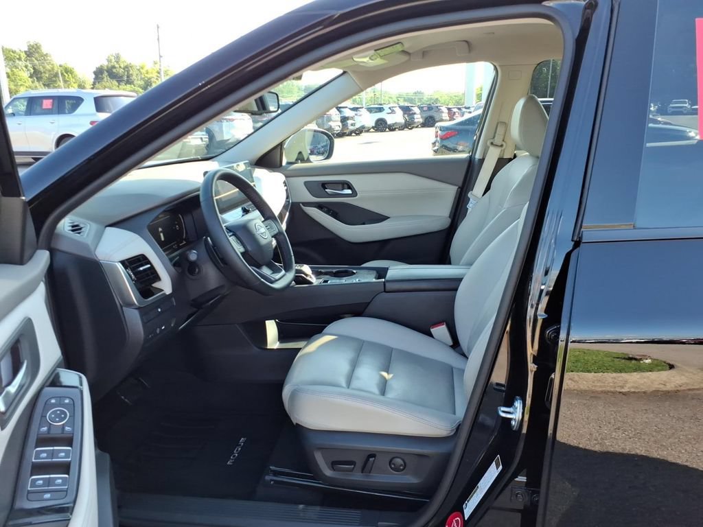 Used 2025 Nissan Rogue SL FWD image 4