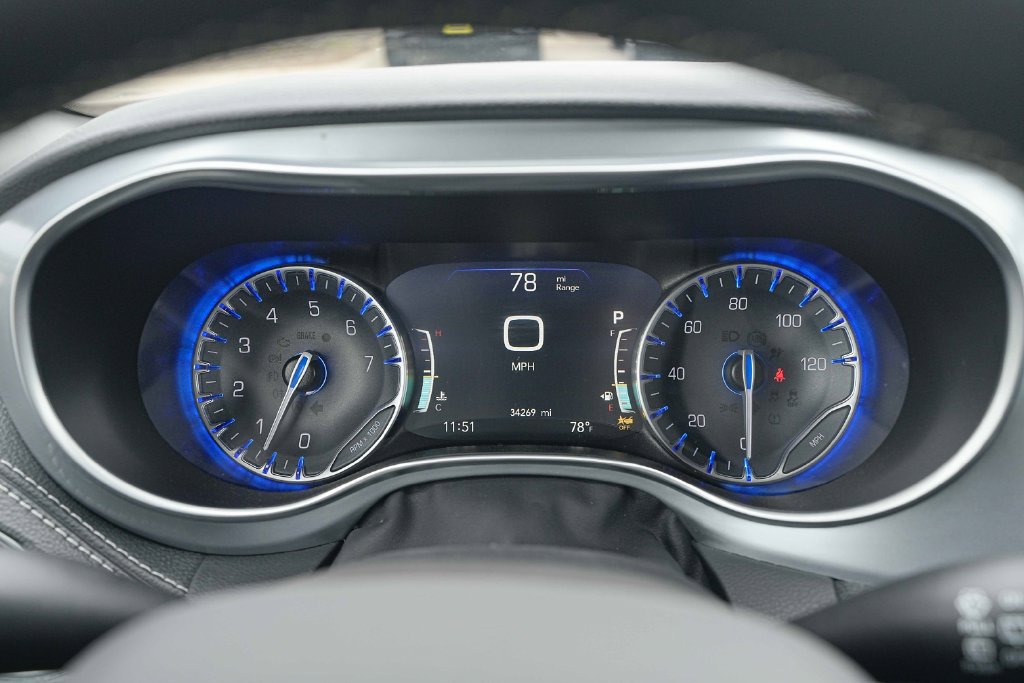 Used 2025 Chrysler Pacifica Limited FWD image 36