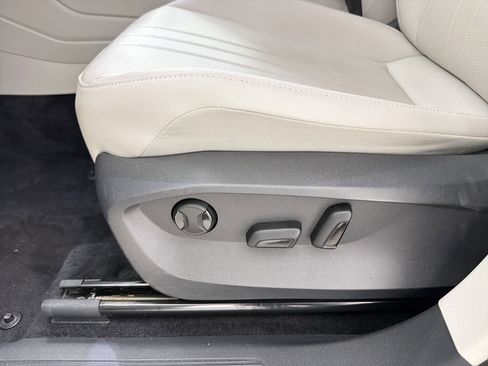 Used 2023 Volkswagen Tiguan SE image 13