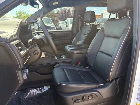 Used 2024 GMC Yukon SLT w/ SLT Premium Package AWD/4WD image 15