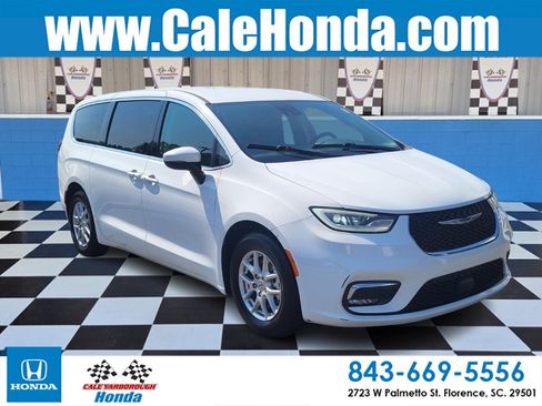 Used 2023 Chrysler Pacifica Touring-L FWD image 1