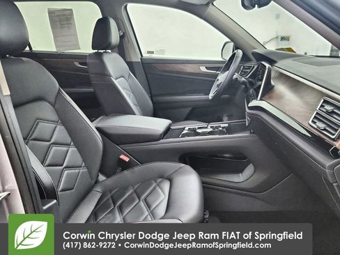 Used 2025 Volkswagen Atlas SE image 25