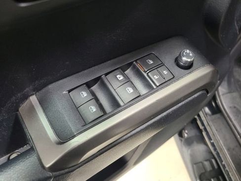 Certified 2018 Toyota Tacoma SR5 AWD/4WD image 20