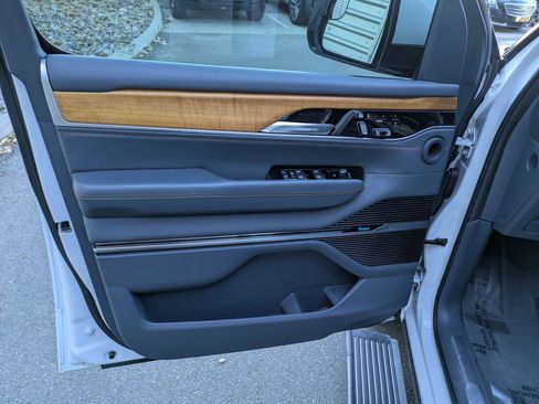 Used 2022 Jeep Grand Wagoneer Series II w/ Convenience Group III image 13