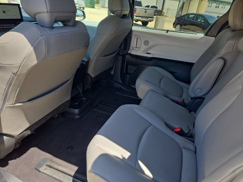 Used 2025 Toyota Sienna XLE FWD image 11