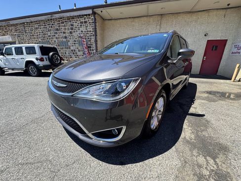 Used 2019 Chrysler Pacifica Touring-L FWD image 14