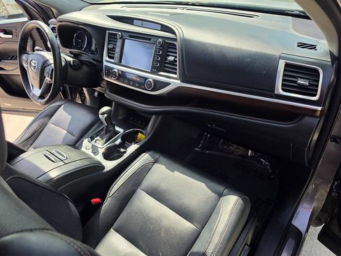 Used 2014 Toyota Highlander Limited Platinum AWD/4WD image 37
