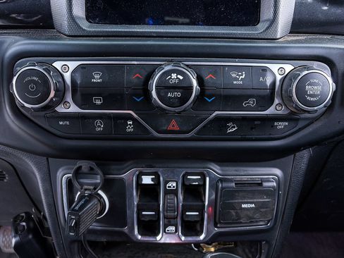 Used 2020 Jeep Wrangler Unlimited Sahara AWD/4WD image 15