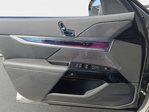 Used 2025 BMW i7 eDrive50 w/ Premium Package image 27