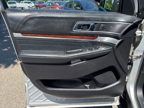 Used 2017 Ford Explorer Platinum image 22