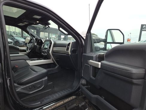 Used 2022 Ford F250 Lariat w/ Black Appearance Package image 13