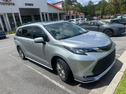 Used 2021 Toyota Sienna XLE FWD image 2