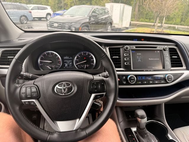 Used 2016 Toyota Highlander Plus FWD image 7