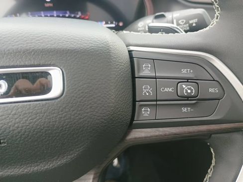 Used 2023 Jeep Grand Cherokee Limited AWD/4WD image 31