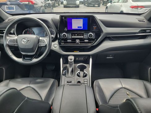 Used 2023 Toyota Highlander XSE FWD image 16