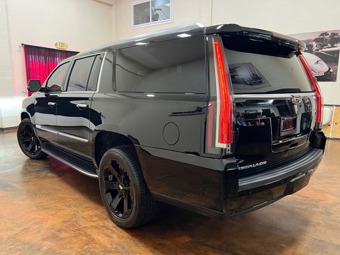 Used 2018 Cadillac Escalade ESV Luxury image 2