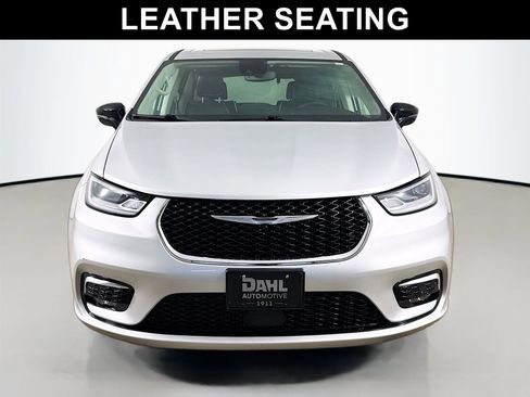 Used 2024 Chrysler Pacifica Limited image 2