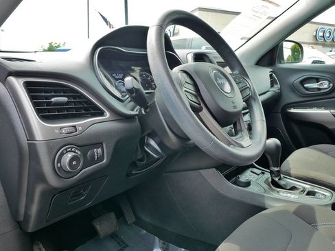 Used 2019 Jeep Cherokee Latitude w/ Popular Appearance Group AWD/4WD image 22