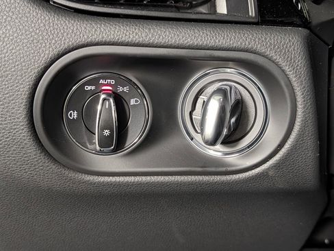 Certified 2025 Porsche Macan image 33