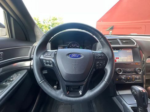 Used 2018 Ford Explorer XLT w/ Equipment Group 202A FWD image 32