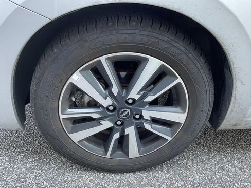 Used 2025 Nissan Versa SV FWD image 9